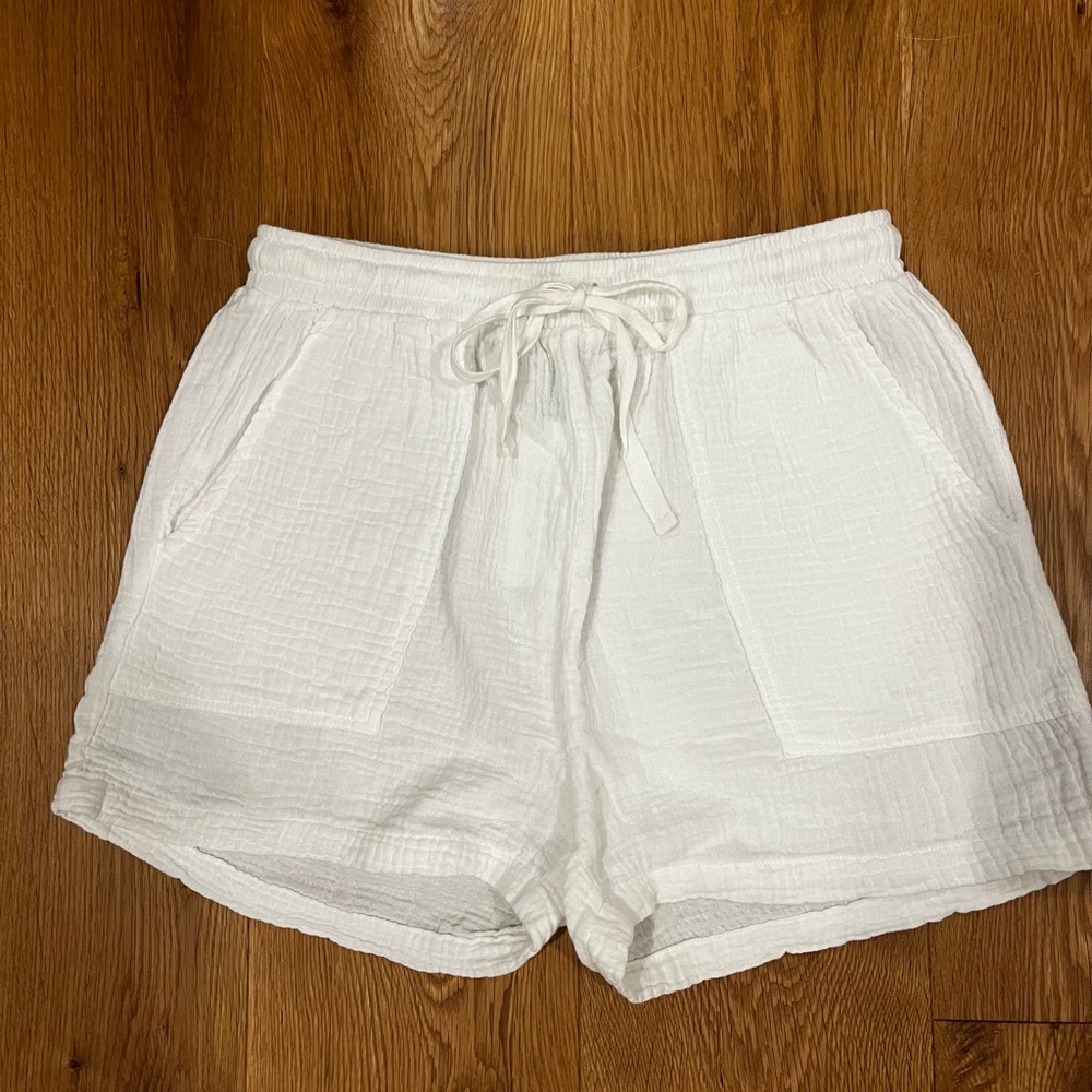 White linen gauze shorts with pockets
